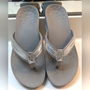 Vionic High Tide Foil Grey & Black Wedge Thong Sandals Size 9